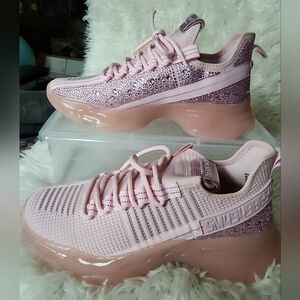 NWOT. 9W. MEMBER WORN.  STEVE MADDEN  Women's Maxima Sneaker